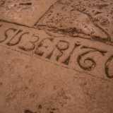 Sono tutte incise con il profilo di alcuni uomini, attorno al quale si delinea un�iscrizione funebre composta da lettere semigotiche. I corpi contenuti dalle tombe potrebbero appartenere ad alcuni frati custodi del tempio, anche se c�� chi afferma che si possa trattare di cavalieri giovanniti